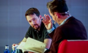 El exvicepresidente del Gobierno Pablo Iglesias (i) y el periodista Aitor Riveiro (d) en la presentación del libro del exvicepresidente 'Verdades a la cara. Recuerdos de los años salvajes’, en el Matadero de Madrid, a 19 de abril de 2022, en Madrid