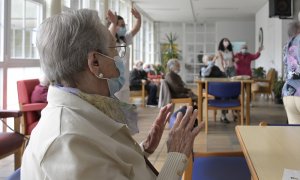 Varios ancianos en una sala de la residencia de de mayores de Carballo.