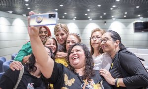 La ministra de Trabajo y Economía Social, Yolanda Díaz (segunda izquierda) se fotografía con representantes de trabajadoras del hogar para tratar la ratificación del convenio 189 de la OIT.