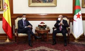 Imagen de archivo del presidente del Gobierno, Pedro Sánchez, con el presidente de la República argelina, Abdelmedjid Tabboune, en la visita oficial a aquel país en octubre de 2020.