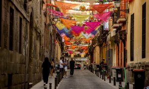 Adornos y decoraciones para las fiestas de San Cayetano, en la Calle del Oso, a 4 de agosto de 2021, en Madrid (España).