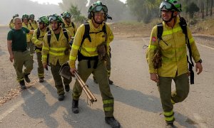 Bomberos que han estado trabajando toda la noche en el incendio forestal del Pujerra, llegan en helicóptero al puesto de mando a 09 de junio del 2022 en Pujerra (Málaga