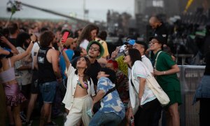 Un grupo de personas durante la cuarta jornada del Festival Primavera Sound Barcelona, en Sant Adriá de Besòs, a 9 de junio de 2022, en Barcelona.