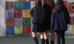 Tres niñas en el patio del colegio, en una imagen de archivo