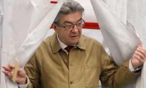 Jean-Luc Melenchon, líder de la 'NUPES', coalición de partidos de izquierda y ecologista, se prepara para emitir su voto en un colegio electoral en Marsella, el 12 de junio de 2022.