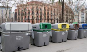 13/06/2022 - Contenedores de reciclaje de Barcelona.