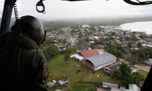 13/06/2022 - Un helicóptero brasileño patrulla una zona del municipio de Atalaia do Norte, estado de Amazonas, Brasil, en dirección al río Itaquaí, en la búsqueda del indigenista desaparecido Bruno Pereira y del periodista Dom Phillips, el 10 de junio de