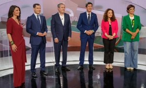 Los seis principales candidatos a la Presidencia de la Junta de Andalucía, (i-d) Macarena Olona, Juanma Moreno, Juan Espadas, Juan Marín, Inmaculada Nieto y Teresa Rodríguez, posan al comienzo de su participación en el segundo y último debate televisado a