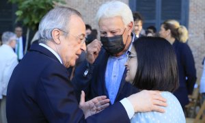 El presidente del Real Madrid, Florentino Pérez (i), conversa con el expresidente del Gobierno Felipe González, y la ministra de Sanidad, Carolina Daría.