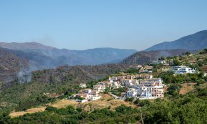 (11/6/2022) Imagen aérea de la zona residencial de Monte Mayor el pasado sábado, desde donde todavía podía verse el humo generado por las llamas.