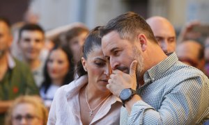 El presidente de Vox, Santiago Abascal, y la candidata de Vox a la Presidencia de la Junta, Macarena Olona, en un acto público en Córdoba el 4 de junio.