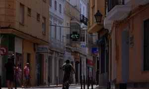 Varias personas caminan por las calles de Badajoz con temperaturas por encima de los 40ºC en la primera ola de calor del año.