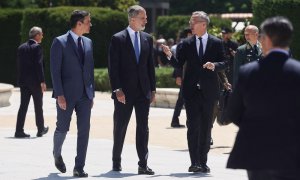 15/06/2022. El presidente del Gobierno, Pedro Sánchez; el Rey Felipe VI y el secretario general de la OTAN, Jens Stoltenberg, a su salida del Teatro Real después de participar en la conmemoración del 40º Aniversario del ingreso de España en la OTAN a 30 d