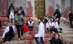 Varios manifestantes son desalojados por la Policía, en una acción de desobediencia para pedir más ambición en la lucha contra el calentamiento, en La Puerta del Congreso de los Diputados, a 6 de abril de 2022