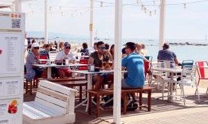 06/2022 - Una terrassa a la platja de la Barceloneta.