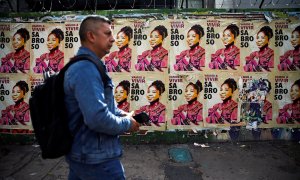 Un hombre pasa cerca de una pared con carteles de Francia Márquez este jueves 16 de junio en Bogotá.