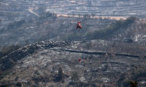 17/06/2022 - Un helicòpter sobrevola el municipi d'Alòs de Balaguer, a la Noguera.