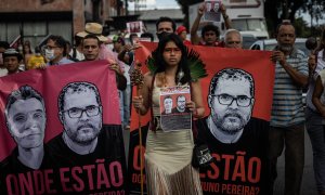 Una mujer indígena acompañada de varias personas marcha hoy durante una protesta por la desaparición del indigenista Bruno Pereira y el periodista inglés Dom Phillips en Manaos, Amazonas