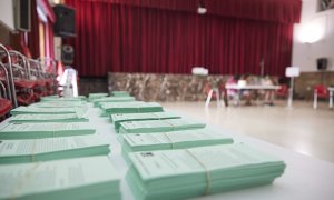 Detalle de las papeletas de voto ubicada en una mesa durante el día de las elecciones a la presidencia de la Junta de Andalucía en el Colegio San Fernando Marista, a 19 de junio de 2022 en Sevilla