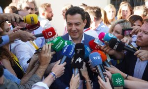 Juanma Moreno, a su llegada a la sede del PP en San Fernando.