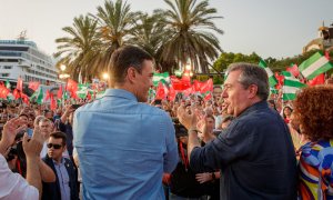 El presidente del Gobierno, Pedro Sánchez, y el candidato del PSOE a la presidencia de la Junta de Andalucía, Juan Espadas, al comienzo del acto de cierre de campaña de su partido el pasado jueves en el Muelle de las Delicias de Sevilla.