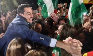 Juanma Moreno, a las puertas de la sede del partido en Sevilla este domingo celebrando su victoria.