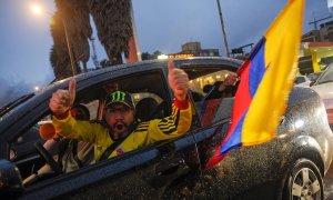 Ciudadanos celebran la victoria del presidente electo Gustavo Petro y la vicepresidente Francia Márquez, hoy en la Plaza de Bolívar en Bogotá (Colombia). Colombia eligió este domingo a su próximo presidente en la segunda vuelta electoral demostrando su só