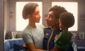 Alisha y su esposa en una escena de 'Lightyear'.