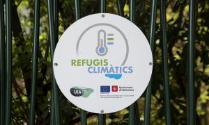 El cartel indicador en el acceso a uno de los refugios climáticos habilitados en Barcelona.