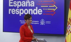 La ministra de Política Territorial y portavoz del Gobierno, Isabel Rodríguez, se dirige a dar una rueda de prensa tras la reunión del Consejo de Ministros en el complejo del Palacio de La Moncloa, este martes, en Madrid