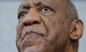 Bill Cosby sale de un juzgado en 2017