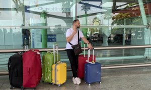 un pasajero en el aeropuerto de Lisboa