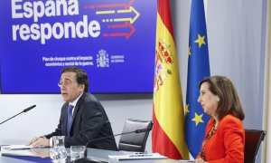 El ministro de Asuntos Exteriores, Unión Europea y Cooperación, José Manuel Albares y la ministra de Defensa, Margarita Robles durante la rueda de prensa conjunta para la presentación de la Cumbre de la OTAN Madrid 2022.