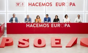 El presidente del Gobierno, Pedro Sánchez, junto a otros dirigentes del PSOE el pasado lunes al comienzo de la reunión del Comité Ejecutivo Federal.