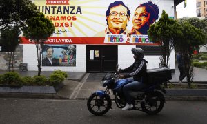 Un hombre pasa frente a la sede de campaña del candidato Gustavo Petro, en Bucaramanga (Colombia).