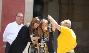 La presidenta del Parlament, Laura Borràs, encenent un dels quinqués amb la Flama del Canigó.