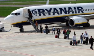 Imatge d'arxiu de passatgers baixant d'un avió de Ryanair l'any 2010 a l'Aeroport de Lleida-Alguaire.