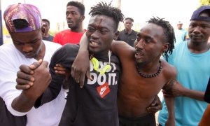 Varias personas migrantes se dirigen al Centro de Estancia Temporal de inmigrantes (CETI) de Melilla tras entrar este viernes en la ciudad sorteando el vallado fronterizo entre el Barrio Chino y Marruecos.