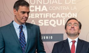 El presidente del Gobierno, Pedro Sánchez (i) y el ministro de Asuntos Exteriores, Unión Europea y Cooperación, José Manuel Albares (d), posan a su llegada al acto de inauguración del Día Mundial de Lucha Contra la Desertificación y la Sequía 2022, en el