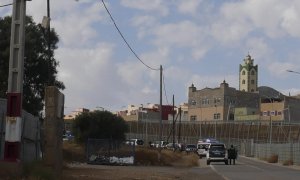 Miembros de la Guardia Civil vigilan la valla de Melilla tras la entrada de decenas de inmigrantes tras romper la puerta de acceso al paso fronterizo de Barrio Chino y saltar por encima de su tejado que separa la ciudad autónoma de Marruecos.