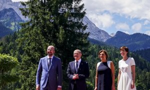 El canciller alemán Olaf Scholz (2-L) con su esposa Britta Ernst (2-R) da la bienvenida al presidente del Consejo Europeo Charles Michel (L) con su esposa Amelie Derbaudrenghien (R), cuando llegan al castillo de Elmau en Kruen, Alemania, el 26 de junio 20