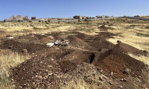 Imagen del cementerio de Sidi Salem, en las afueras de la localidad marroquí de Nador, fronteriza con Melilla, donde se preparan hoy domingo varias fosas en las que las autoridades planean enterrar a los emigrantes muertos durante el intento masivo de acc