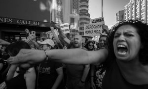 Varios manifestantes claman contra las muertes en la valla de Melilla del pasado viernes en una manifestación en Madrid.