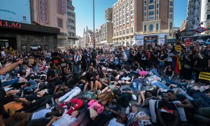 Los manifestantes imitan las imágenes de la tragedia de Melilla en la protesta en la Plaza de Callao de Madrid.