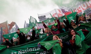 Manifestantes a favor de la legalización del aborto protestan frente a la Embajada de EE. UU. en Buenos Aires (27 de junio de 2022)