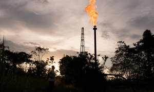 Imagen de archivo de una llamarada de gas en una planta de combustible.