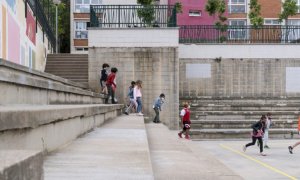 Un grup d'alumnes en el pati d'una escola de Barcelona.