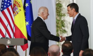 El presidente de Estados Unidos, Joe Biden, y el presidente del gobierno de España Pedro Sánchez, este martes durante la comparecencia celebrada en el Palacio de la Moncloa en Madrid.