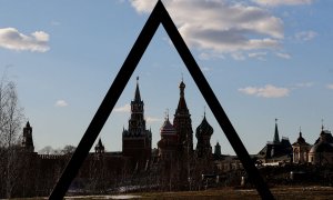 Fotografía de la Torre Spasskaya del Kremlin y la Catedral de San Basilio, en la Plaza Roja de Moscú, a 15 de marzo de 2022.