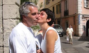 Imagen de archivo de Ghislaine Maxwell besando en la mejilla al financiero estadounidense Jeffrey Epstein.